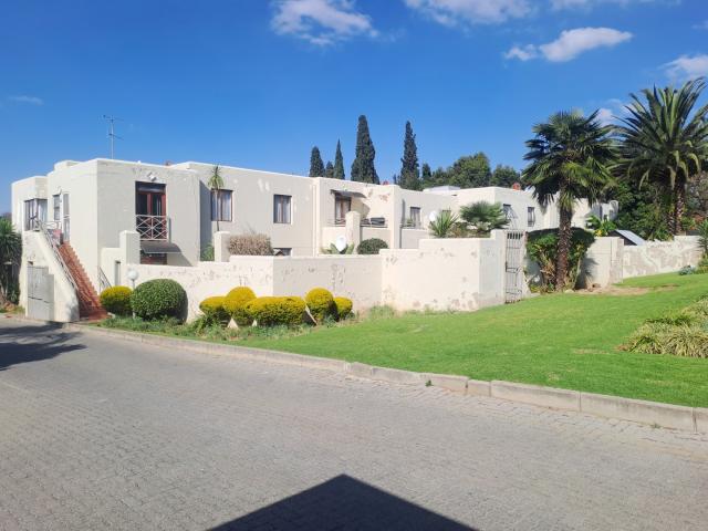 Townhouse for rent in Vosloorus, Gauteng