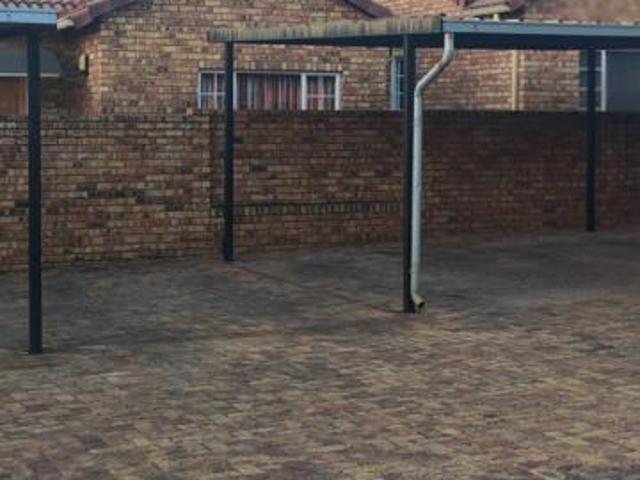 Townhouse for rent in Vosloorus, Gauteng