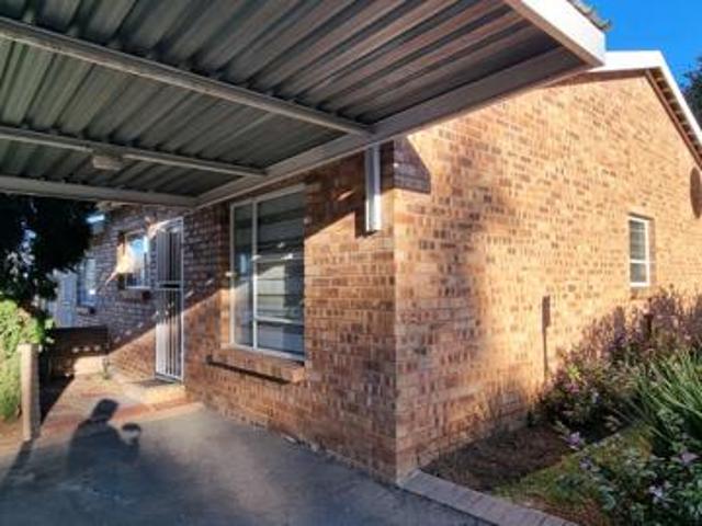 Townhouse for rent in Vosloorus, Gauteng