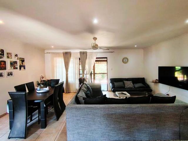 Townhouse for sale in Margate, Hibiscus Coast Local Municipality