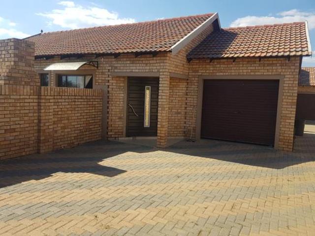 Townhouse for sale in Dr Kenneth Kaunda, North West
