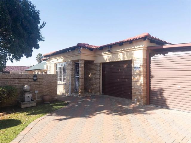 Townhouse for sale in Dr Kenneth Kaunda, North West