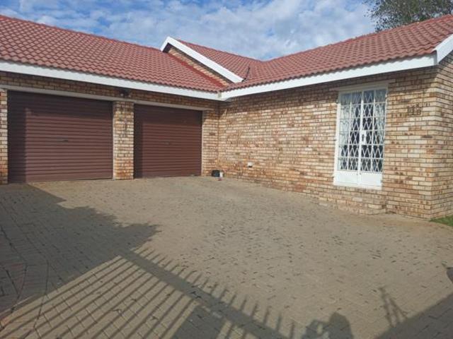 Townhouse for sale in Dr Kenneth Kaunda, North West