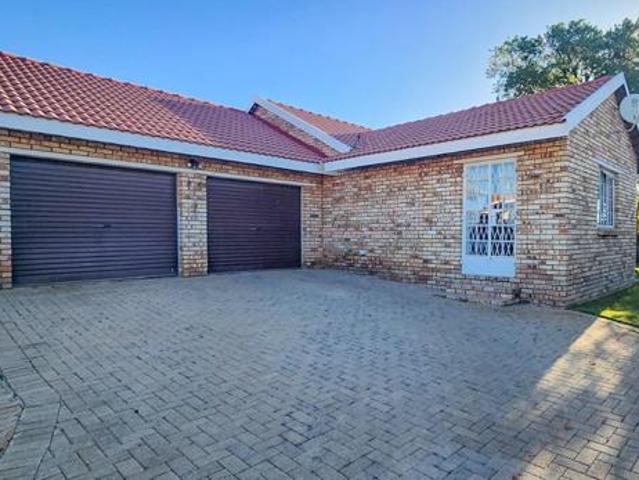Townhouse for sale in Dr Kenneth Kaunda, North West
