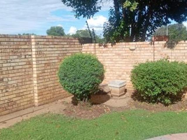Townhouse for rent in Dr Kenneth Kaunda, North West