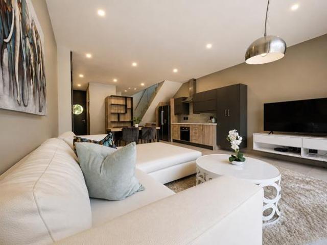 Townhouse for rent in Waterkloof, Gauteng