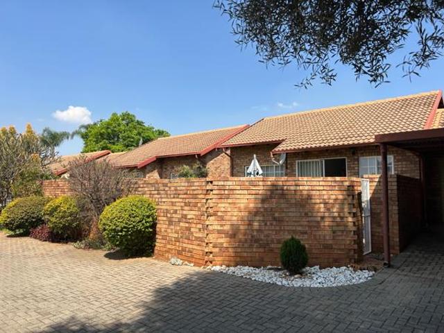 Townhouse for rent in Waterkloof, Gauteng