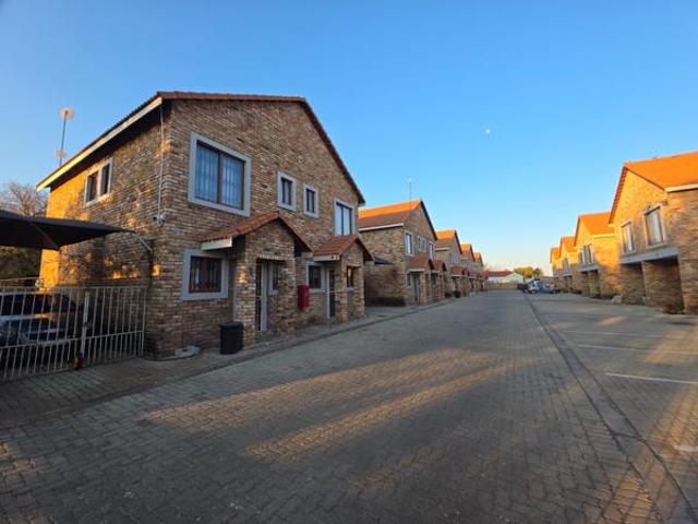 Townhouse for sale in Dr Kenneth Kaunda, North West