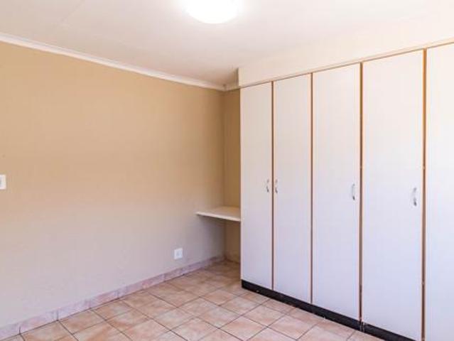 Townhouse for rent in Vosloorus, Gauteng