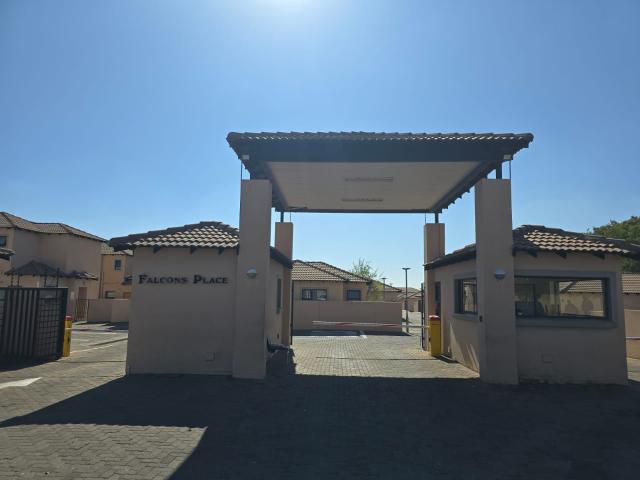 Townhouse for sale in Waterkloof, Gauteng