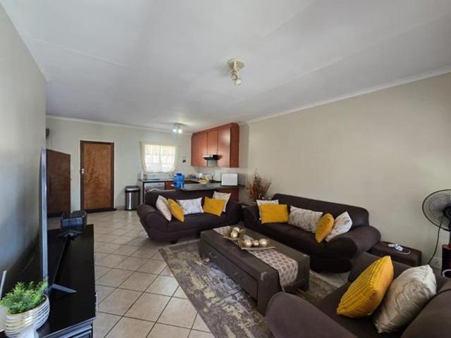 Townhouse for rent in Waterkloof, Gauteng