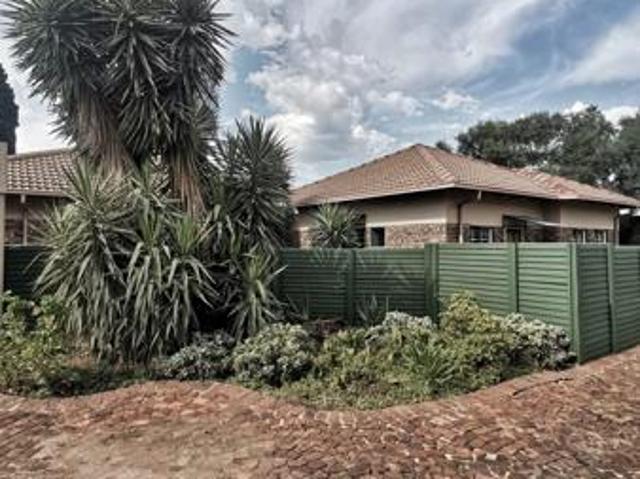Townhouse for rent in Waterkloof, Gauteng