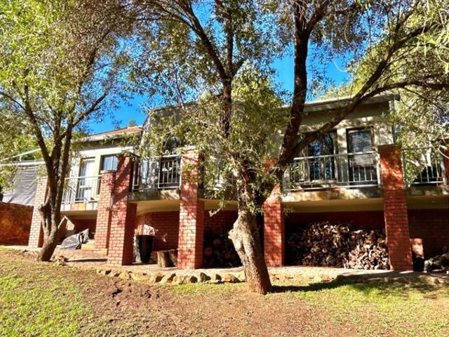 Townhouse for rent in Waterkloof, Gauteng