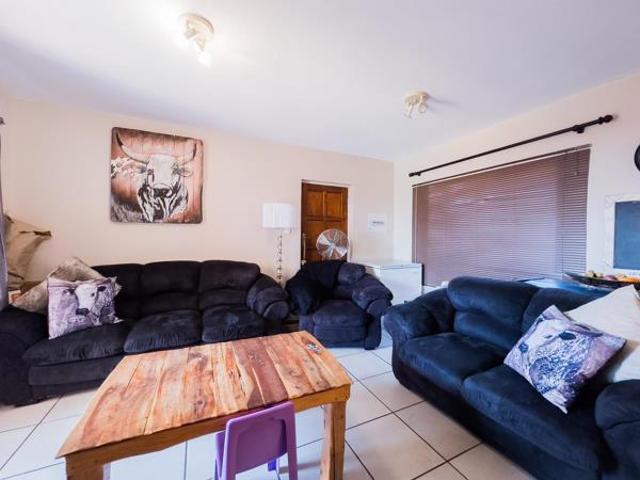 Townhouse for rent in Waterkloof, Gauteng