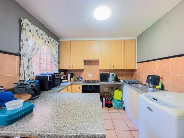 Townhouse for rent in Waterkloof, Gauteng