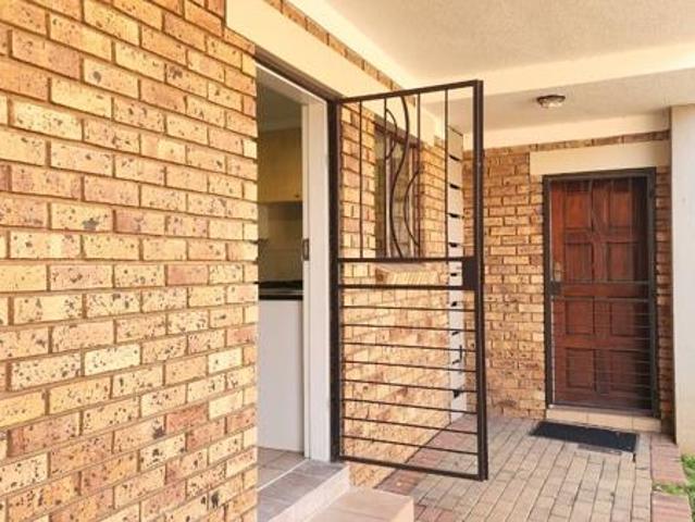 Townhouse for rent in Waterkloof, Gauteng