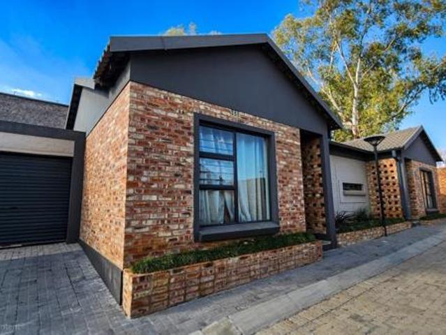 Townhouse for rent in Dr Kenneth Kaunda, North West