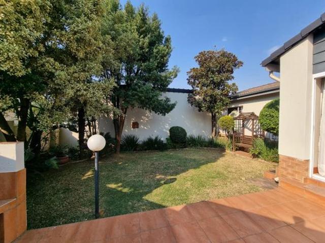 Townhouse for rent in Waterkloof, Gauteng