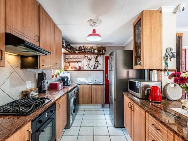 Townhouse for rent in Waterkloof, Gauteng