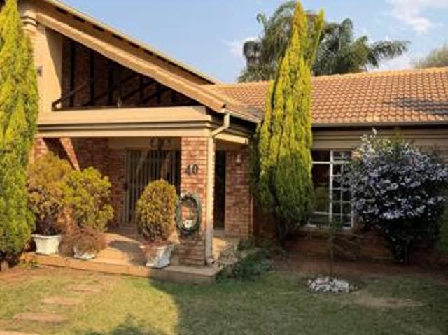 Townhouse for rent in Waterkloof, Gauteng