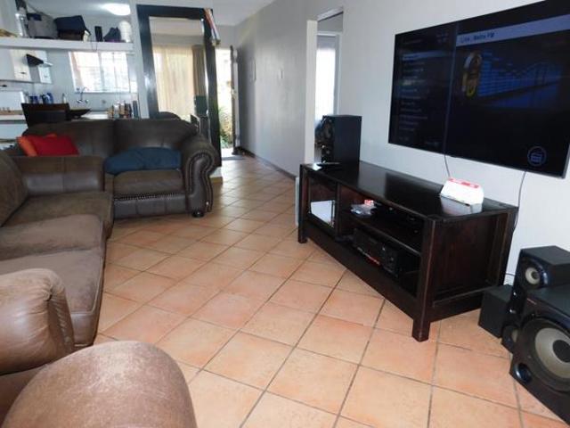Townhouse for rent in Waterkloof, Gauteng