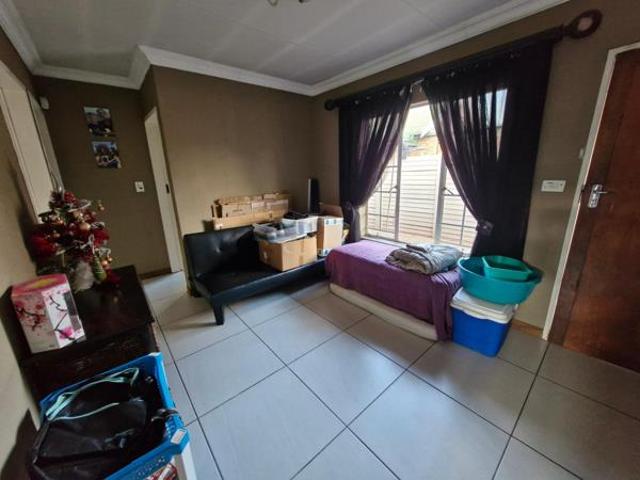 Townhouse for rent in Waterkloof, Gauteng