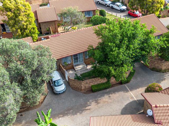 Townhouse for sale in Waterkloof, Gauteng