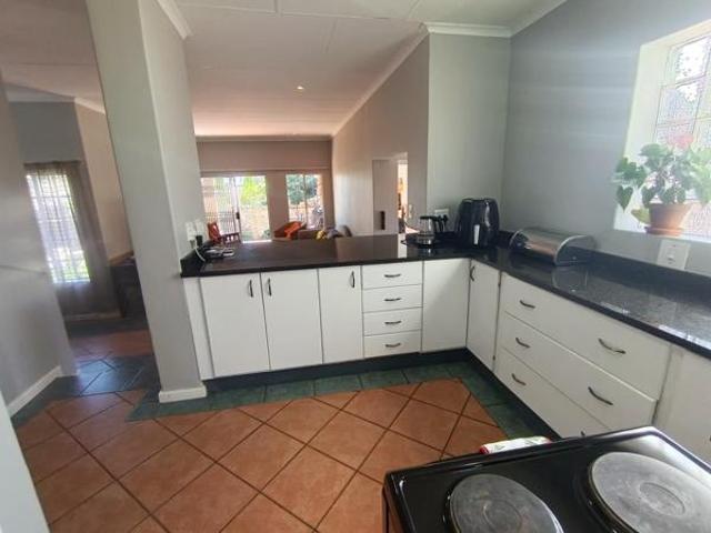 Townhouse for rent in Waterkloof, Gauteng
