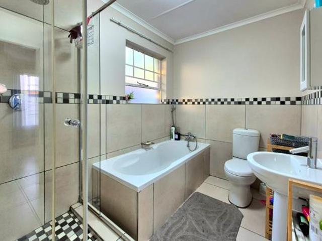 Townhouse for sale in Hartbeespoort Dam Nature Reserve, North West