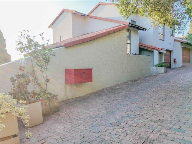 Townhouse for sale in Johannesburg, North & Sandton
