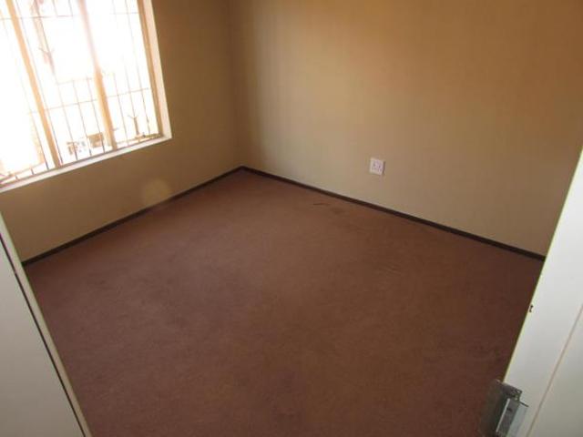 Townhouse for rent in Vosloorus, Gauteng