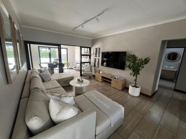 Townhouse for rent in Waterkloof, Gauteng