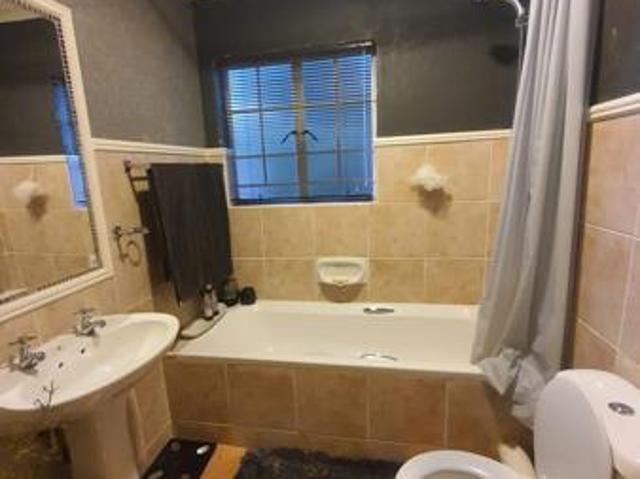 Townhouse for rent in Waterkloof, Gauteng
