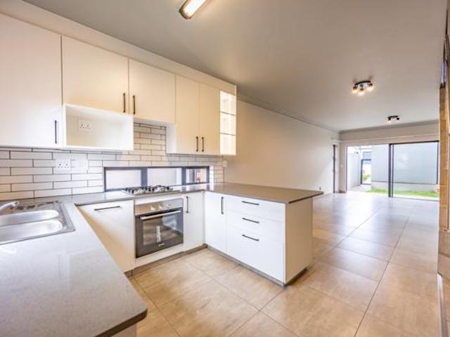 Townhouse for rent in Waterkloof, Gauteng