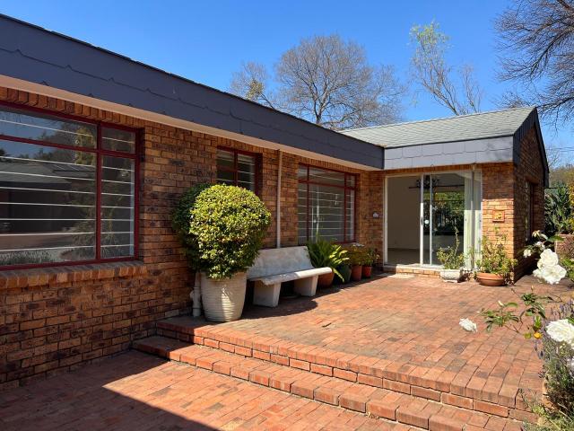 Townhouse for rent in Sandton, Paulshof