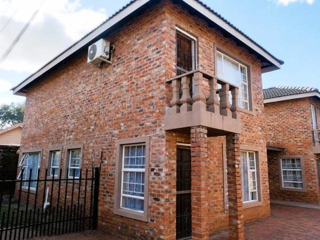 Townhouse for sale in Dr Kenneth Kaunda, North West