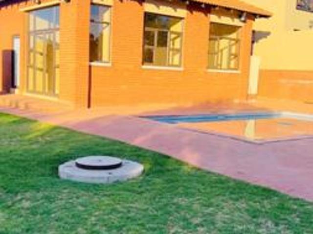 Townhouse for rent in Waterkloof, Gauteng