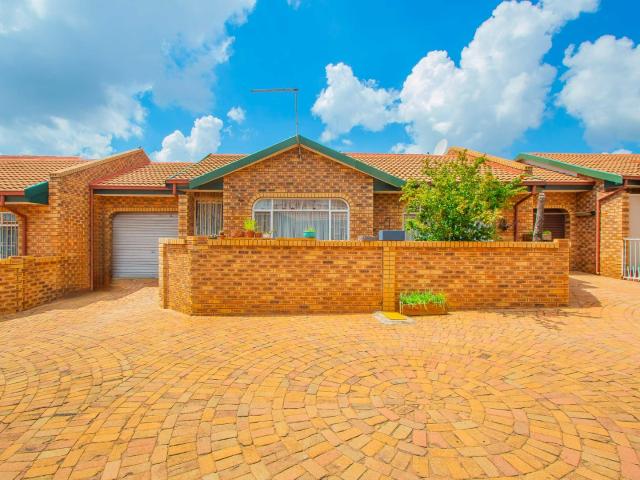 Townhouse for sale in Mohlakeng, Gauteng