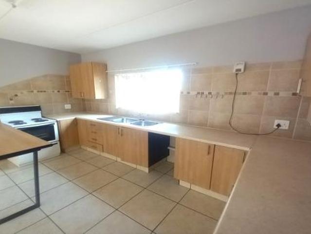 Townhouse for rent in Waterkloof, Gauteng