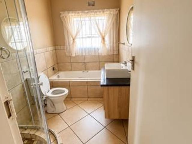 Townhouse for sale in Meyerton, Midvaal Local Municipality