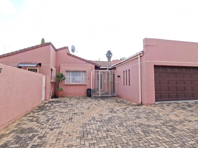 Townhouse for sale in Vosloorus, Gauteng