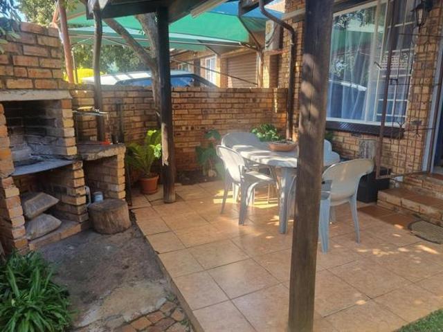 Townhouse for rent in Rustenburg Local Municipality, Bojanala Platinum District Municipality