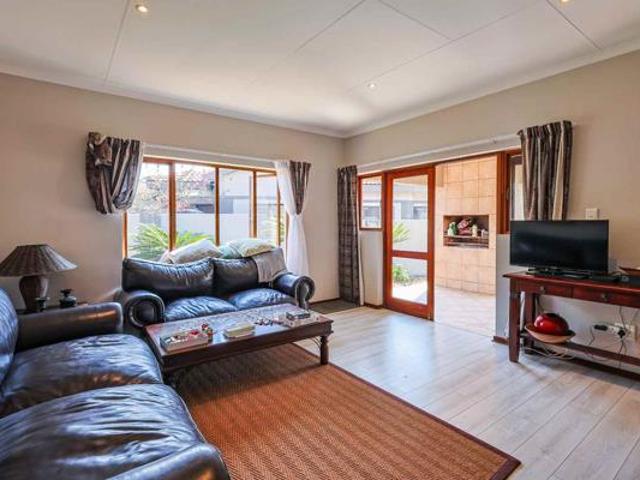 Townhouse for rent in Waterkloof, Gauteng