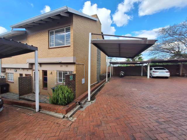 Townhouse for sale in Krugersdorp, Mogale City Local Municipality
