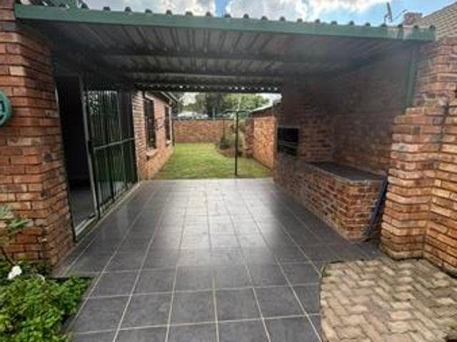 Townhouse for rent in Waterkloof, Gauteng