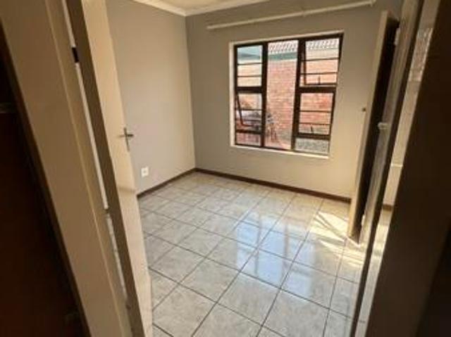 Townhouse for rent in Waterkloof, Gauteng