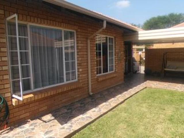 Townhouse for rent in Waterkloof, Gauteng