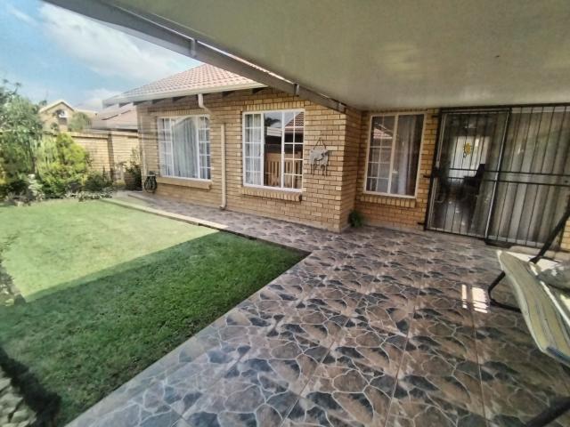 Townhouse for rent in Waterkloof, Gauteng
