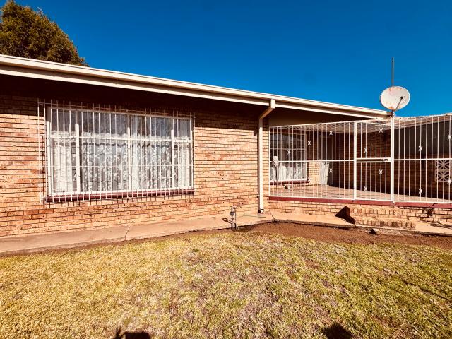 Townhouse for sale in Dr Kenneth Kaunda, North West
