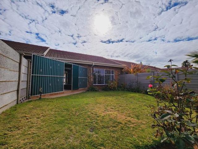 Townhouse for sale in Dr Kenneth Kaunda, North West